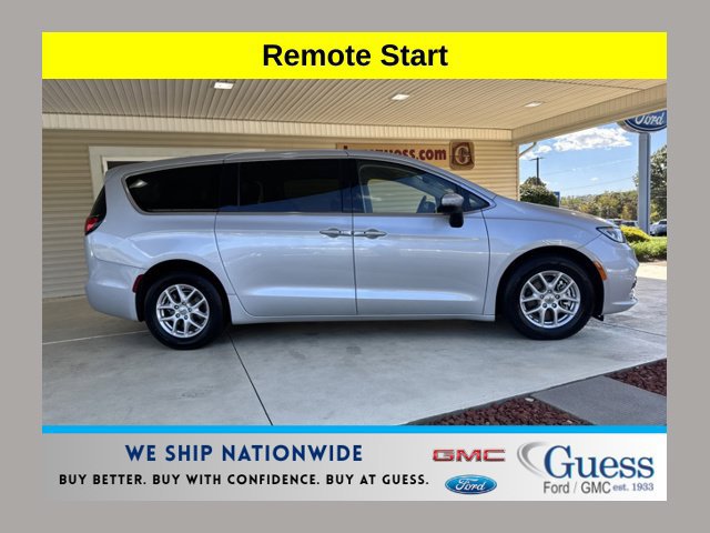 Used 2023 Chrysler Pacifica Touring-L FWD image 1