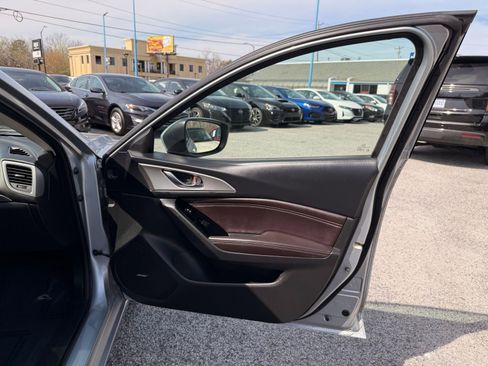 Used 2018 MAZDA MAZDA3 Touring image 18