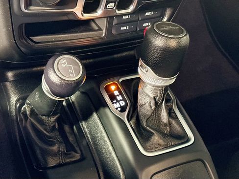 Used 2021 Jeep Gladiator Willys AWD/4WD image 17