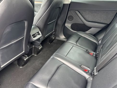 Used 2022 Tesla Model Y Long Range image 27