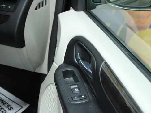 Used 2019 Dodge Grand Caravan SE w/ UConnect Hands-Free Group FWD image 9