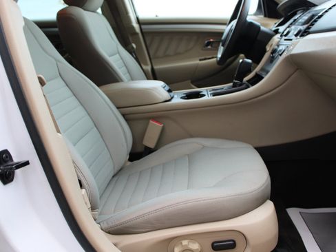 Used 2017 Ford Taurus SE image 42