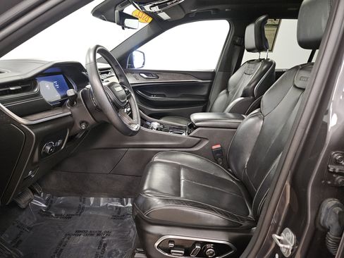 Used 2022 Jeep Grand Cherokee Overland w/ Luxury Tech Group IV image 8