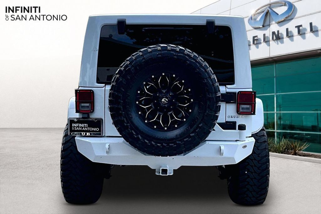Used 2017 Jeep Wrangler Unlimited Sahara w/ Max Tow Package AWD/4WD image 5
