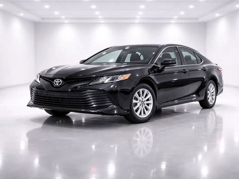 Used 2019 Toyota Camry LE image 1