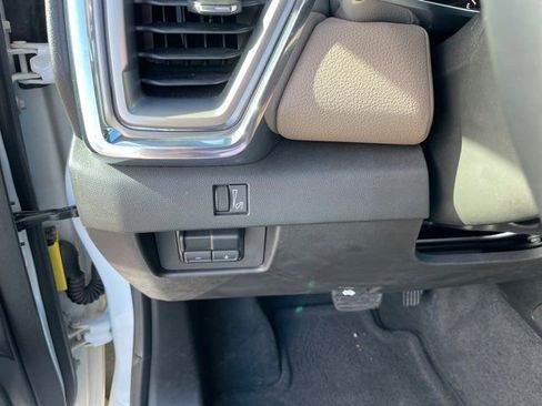 Used 2024 GMC Canyon Denali image 13