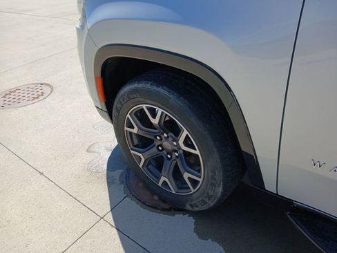 Used 2023 Jeep Wagoneer Series III w/ Preferred Equipment Group AWD/4WD image 13