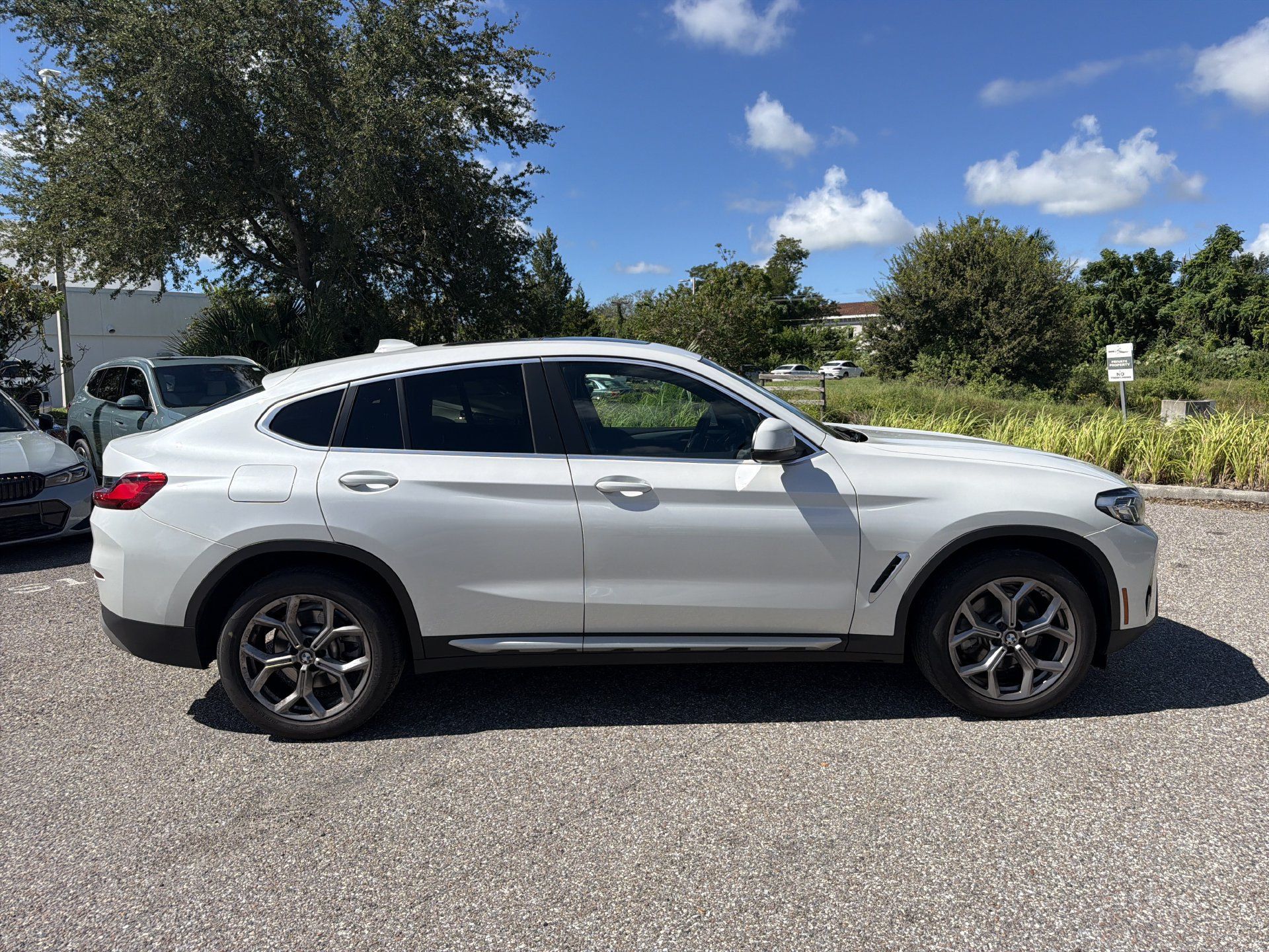 Used 2023 BMW X4 xDrive30i w/ Premium Package AWD/4WD image 3