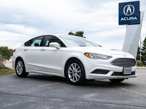 Used 2017 Ford Fusion SE w/ Fusion SE Technology Package image 2
