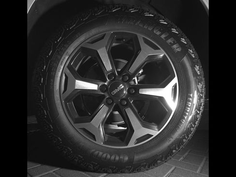 Used 2025 GMC Yukon AT4 w/ AT4 Premium Plus Package AWD/4WD image 12