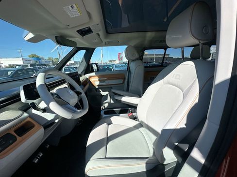 New 2025 Volkswagen ID. Buzz Pro S Plus RWD image 36