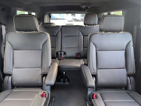 Used 2025 Chevrolet Suburban Premier AWD/4WD image 30