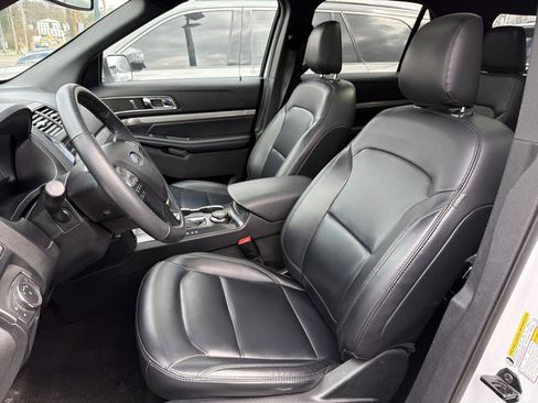 Used 2019 Ford Explorer XLT w/ Equipment Group 202A AWD/4WD image 9