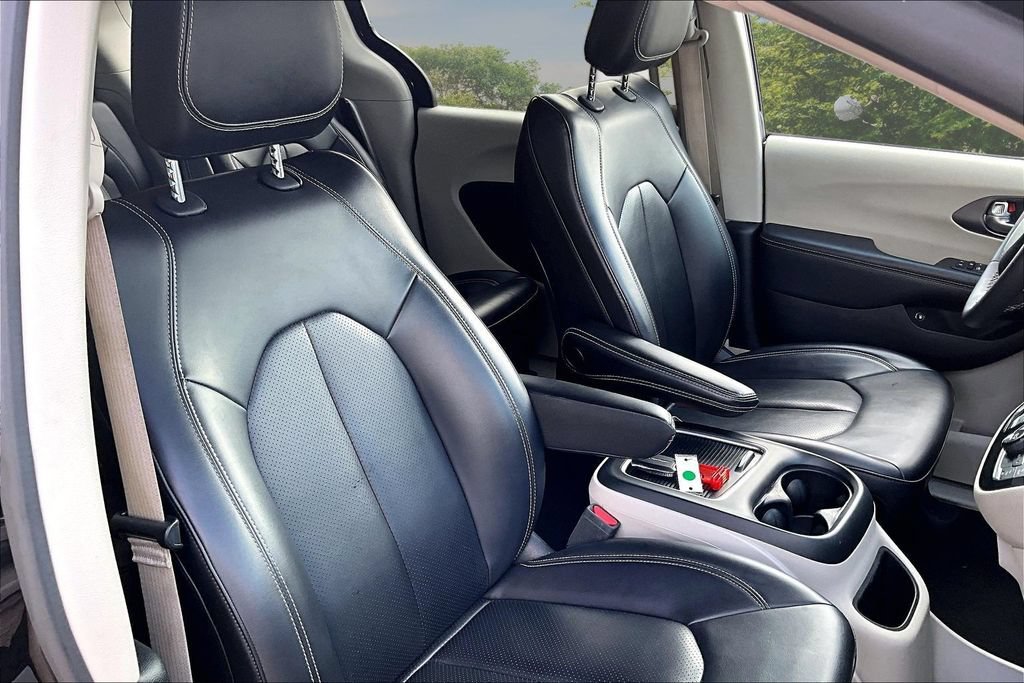 Used 2023 Chrysler Pacifica Touring-L FWD image 7