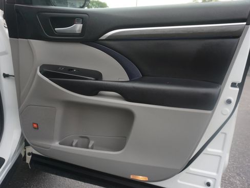 Used 2017 Toyota Highlander Limited AWD/4WD image 26