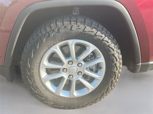 Used 2022 Jeep Grand Cherokee Laredo X image 28