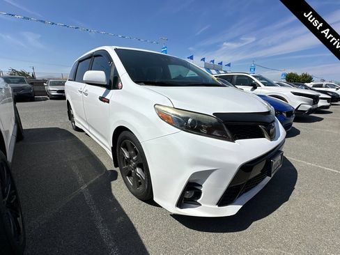 Used 2019 Toyota Sienna SE w/ SE Preferred Package FWD image 1
