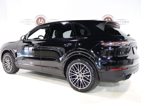 Used 2022 Porsche Cayenne Platinum Edition AWD/4WD image 3