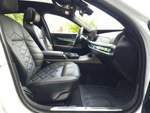 Used 2023 BMW 740i image 21