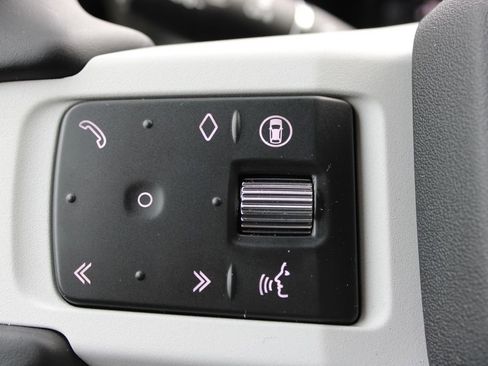 Used 2025 Land Rover Defender 110 X-Dynamic SE AWD/4WD image 32