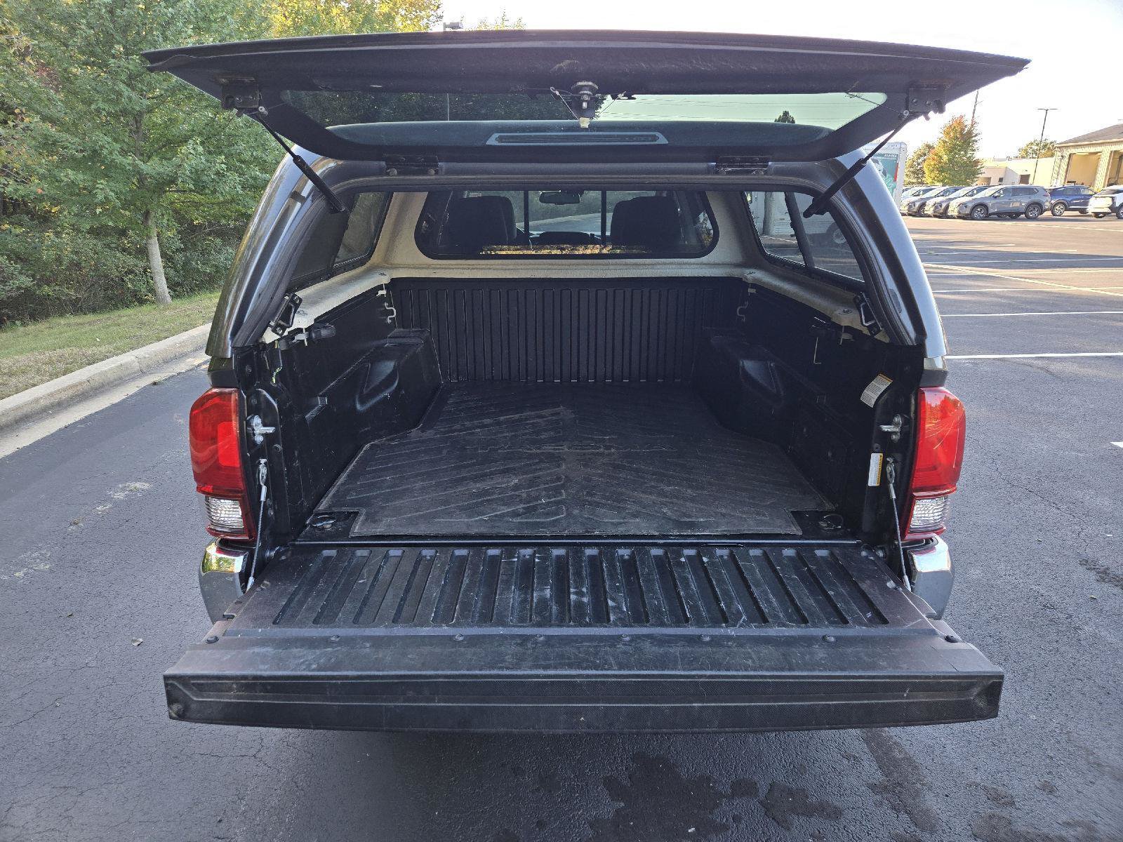 Used 2021 Toyota Tacoma SR5 AWD/4WD image 9