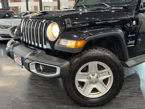 Used 2019 Jeep Wrangler Unlimited Sahara w/ Uconnect 4C Nav & Sound Group image 3