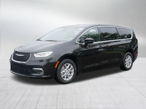 New 2026 Chrysler Pacifica Select image 3