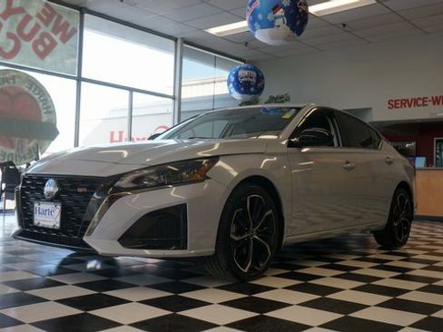 Used 2023 Nissan Altima 2.5 SR w/ SR Premium Package image 4