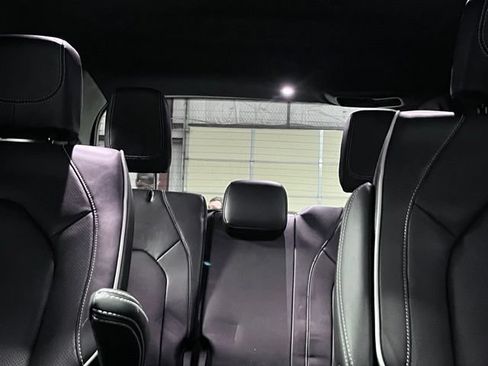 Used 2023 Chrysler Pacifica Limited w/ Uconnect Theater Family Group FWD image 18
