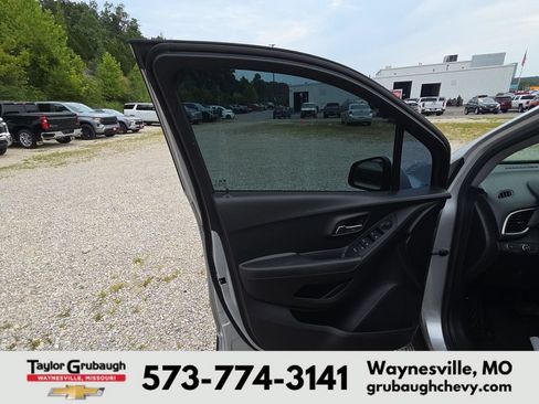 Used 2019 Chevrolet Trax LT w/ LT Convenience Package FWD image 7