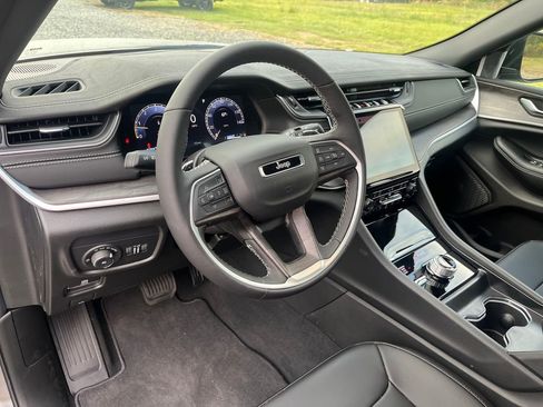 New 2025 Jeep Grand Cherokee Limited w/ Black Appearance Package image 14