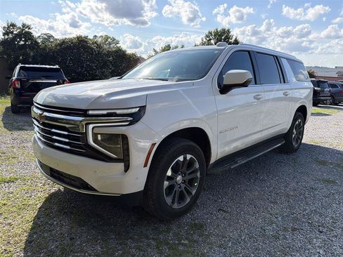 Used 2025 Chevrolet Suburban LT w/ Comfort Package RWD image 1
