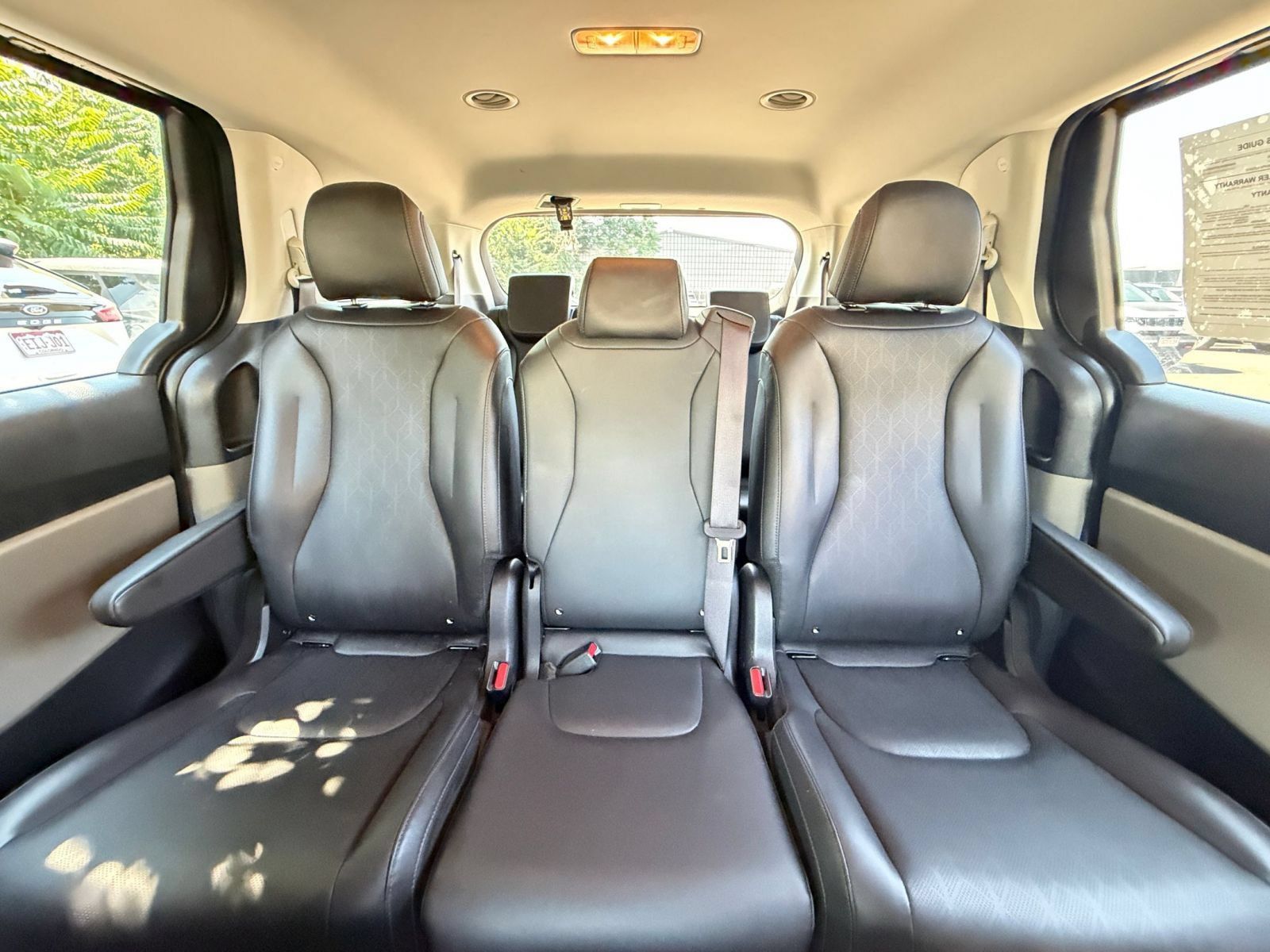 Used 2026 Kia Carnival FWD image 37