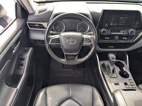 Used 2023 Toyota Highlander XLE FWD image 16