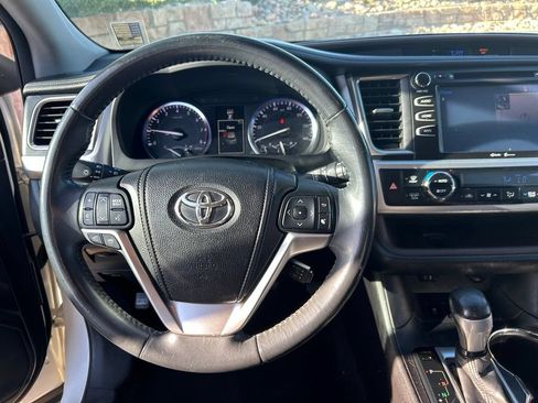 Used 2014 Toyota Highlander XLE FWD image 21