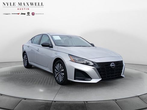 Used 2024 Nissan Altima 2.5 SV FWD image 2
