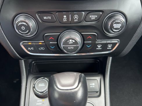 Used 2022 Jeep Cherokee Latitude Lux image 18