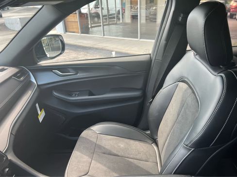 New 2025 Jeep Grand Cherokee L Altitude image 25