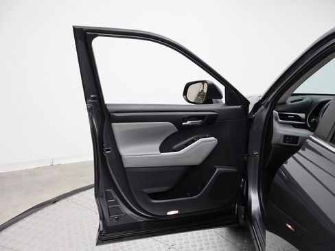 Certified 2024 Toyota Highlander XLE image 16