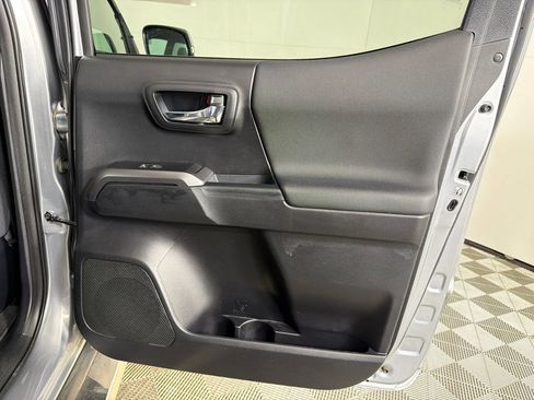 Used 2018 Toyota Tacoma TRD Sport image 17