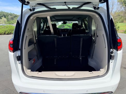 Used 2023 Chrysler Pacifica Limited image 9