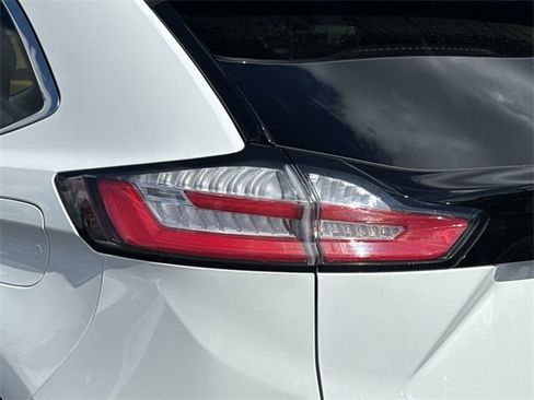 Certified 2022 Ford Edge SEL w/ Sport Appearance Package image 10