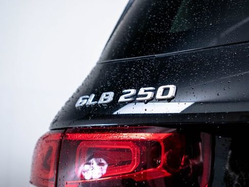 Used 2023 Mercedes-Benz GLB 250 4MATIC image 11