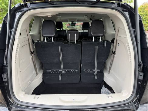 Used 2023 Chrysler Pacifica Touring-L FWD image 10