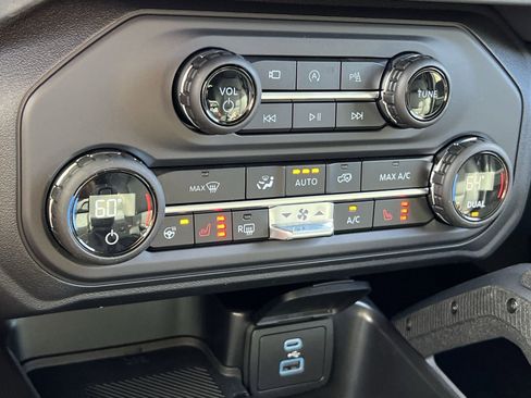 New 2025 Ford Bronco Badlands image 21