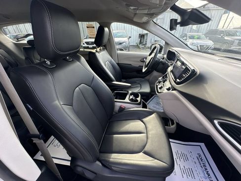 Used 2024 Chrysler Pacifica Touring-L FWD image 24