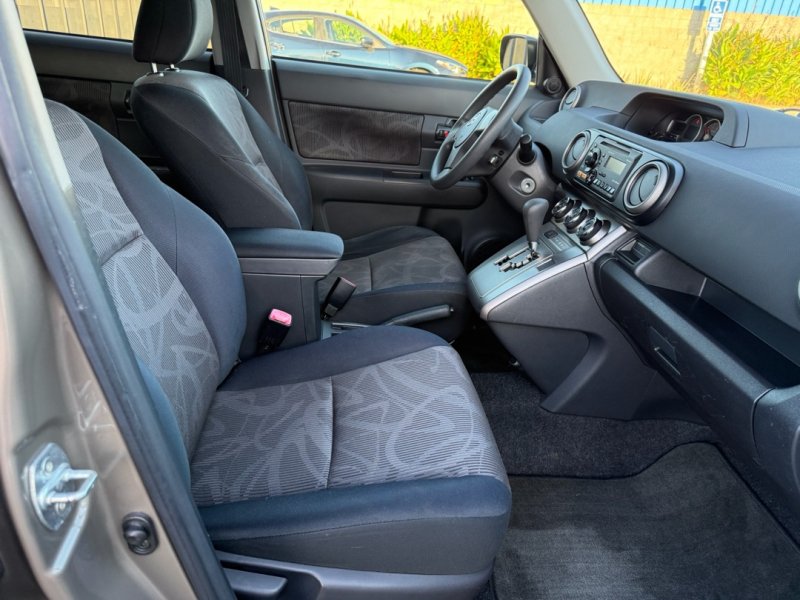 Used 2013 Scion xB FWD image 21