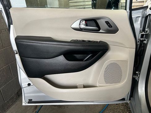 Used 2024 Chrysler Pacifica Touring-L FWD image 17