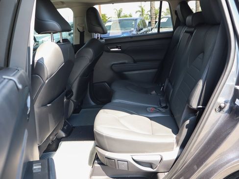 Used 2020 Toyota Highlander XLE image 41