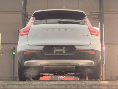 Certified 2025 Volvo XC40 B5 Core image 3